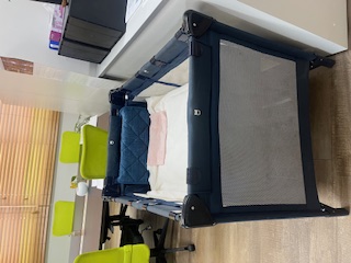 今日は事務所にベビーベッドの画像